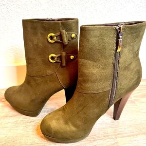 LimeLight | Ankle boots | Olive Green with gold hardware | Size 9